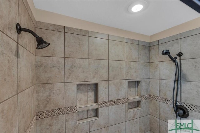 bathroom featuring a tile shower