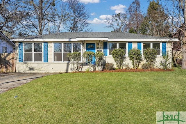 ranch-style house featuring a front yard