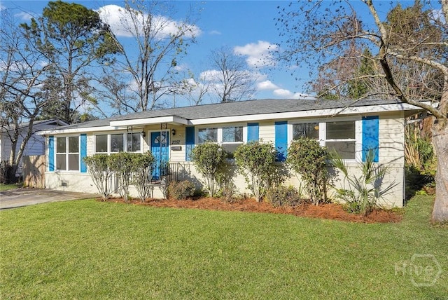 2052 E 42nd St, Savannah, GA 31404 - view of front of house featuring a front lawn