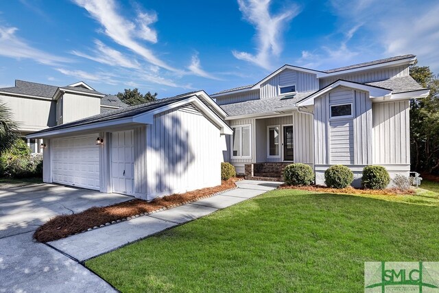 view of front of home featuring a front lawn and a garage