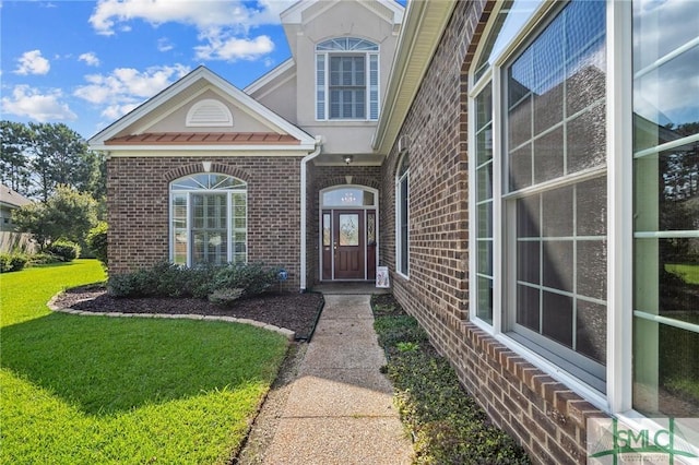 property entrance featuring a yard