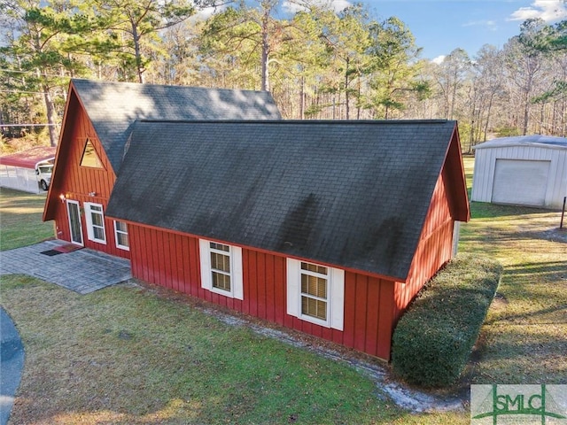 view of outdoor structure featuring a garage and a yard