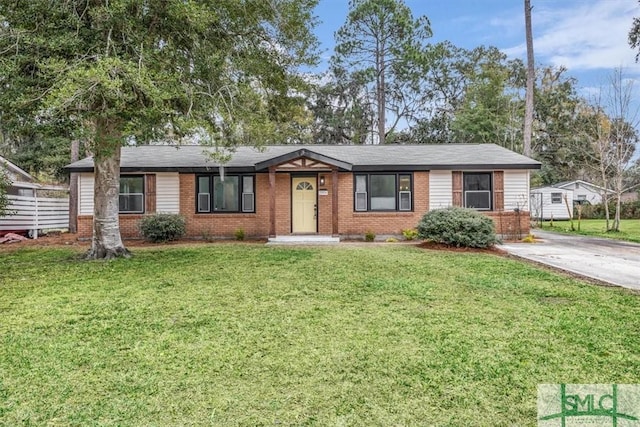 single story home with a front lawn