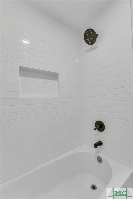 room details featuring tiled shower / bath