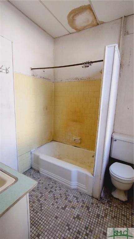 full bathroom with vanity, toilet, and tiled shower / bath