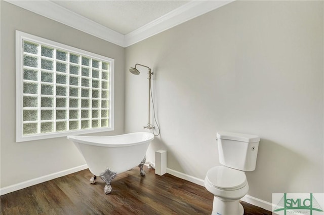 bathroom featuring a tub, hardwood / wood-style flooring, ornamental molding, and toilet