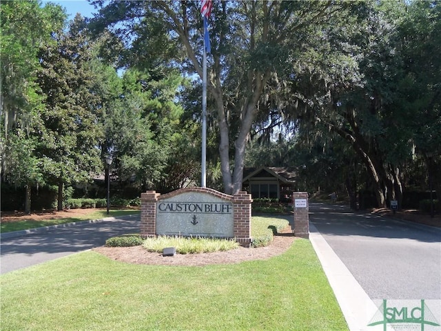 community sign with a yard