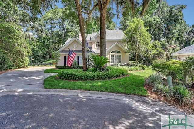 view of front of home featuring a front lawn