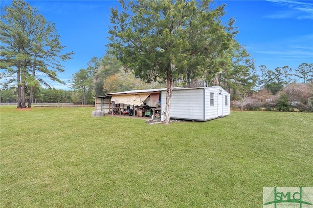 view of yard featuring an outdoor structure