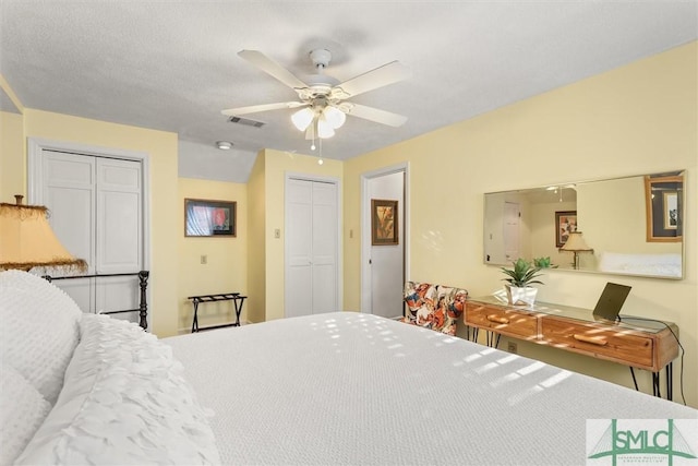 bedroom featuring ceiling fan and a textured ceiling