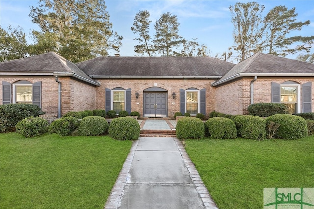 view of front facade featuring a front yard