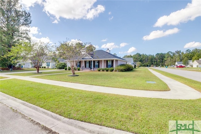 ranch-style home featuring a front lawn