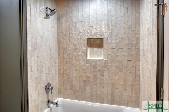 bathroom with tiled shower / bath combo