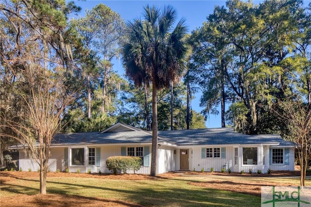 ranch-style house with a front yard