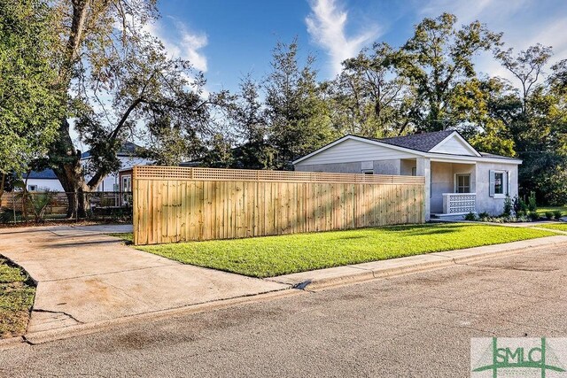 view of front of house featuring a front yard