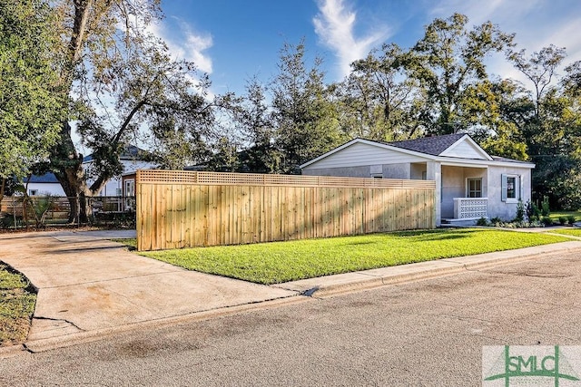 view of front of property with a front yard