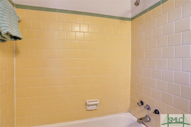 bathroom with tiled shower / bath combo