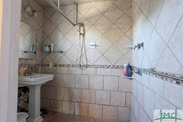 bathroom featuring sink and tiled shower