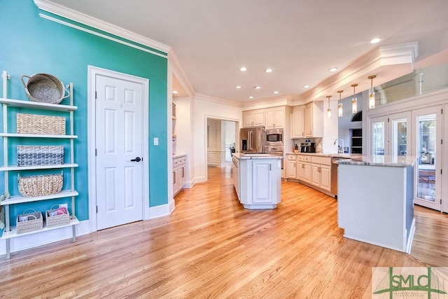 kitchen featuring a center island, sink, stainless steel appliances, kitchen peninsula, and pendant lighting