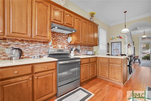 kitchen featuring stainless steel electric range, crown molding, tasteful backsplash, decorative light fixtures, and kitchen peninsula