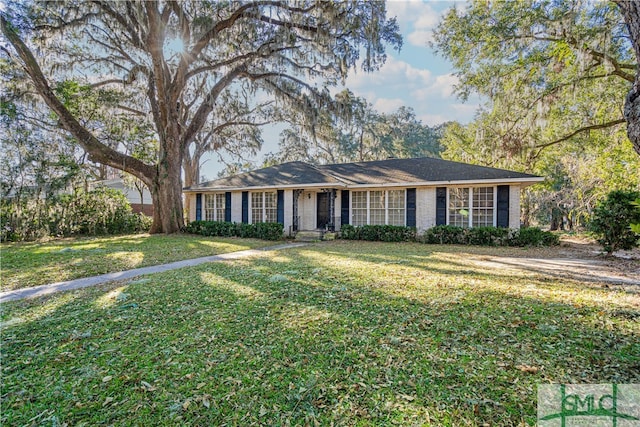 single story home featuring a front lawn