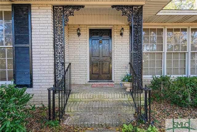 entrance to property featuring covered porch