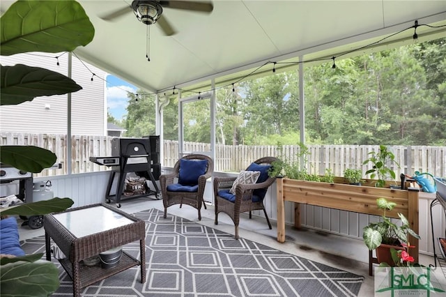 sunroom with ceiling fan