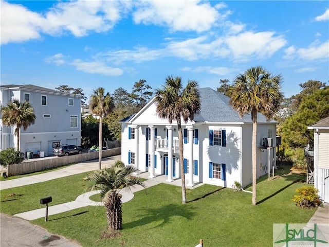 view of front facade featuring a front yard