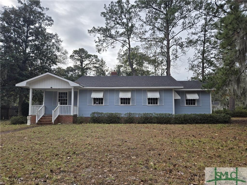 single story home with a front lawn