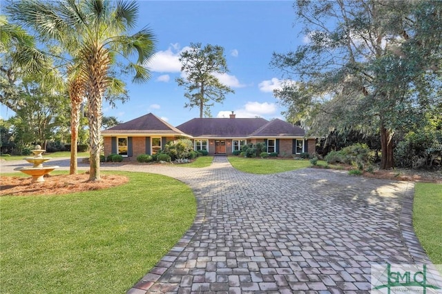 ranch-style home featuring a front lawn