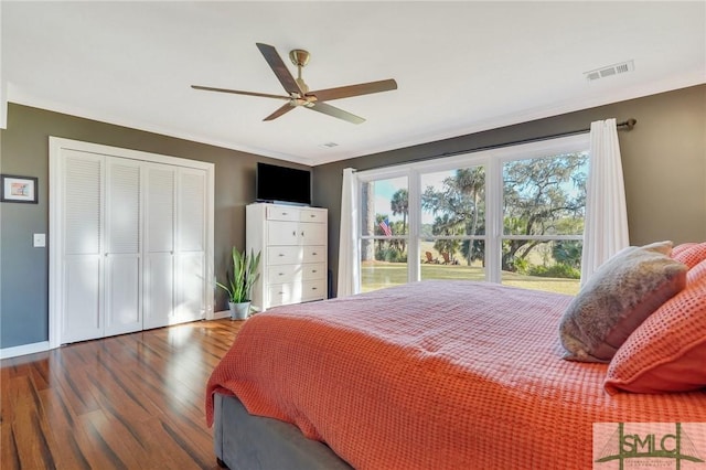 bedroom with ceiling fan, wood-type flooring, and a closet