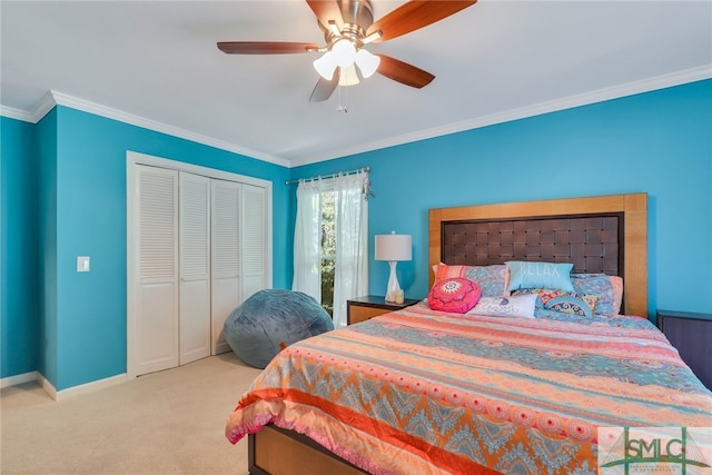 bedroom with ceiling fan, light colored carpet, ornamental molding, and a closet