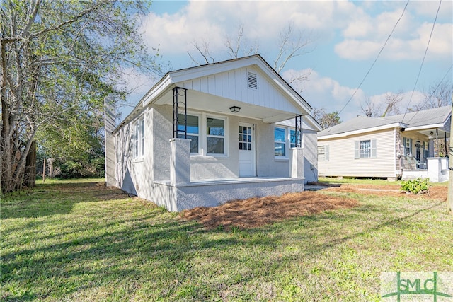 view of front facade featuring a porch and a front yard