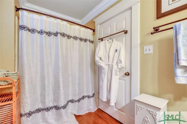 524 E Duffy St, Savannah, GA 31401 - full bath featuring crown molding, curtained shower, and wood finished floors