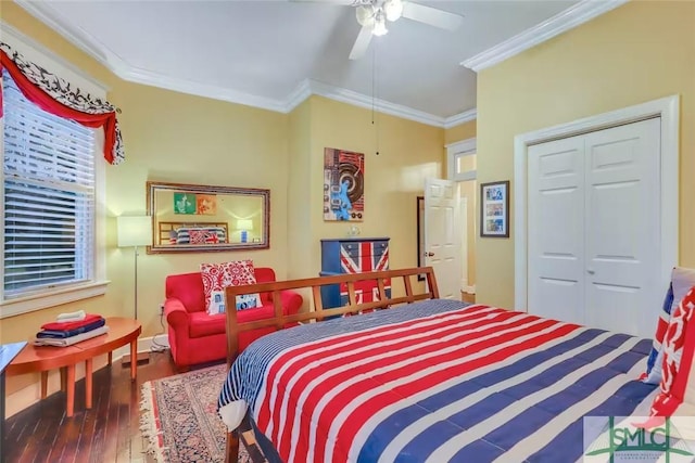 bedroom with ceiling fan, ornamental molding, dark wood-type flooring, and a closet