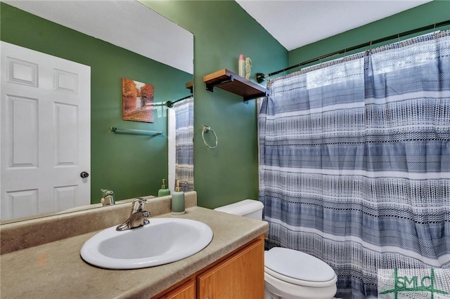 bathroom featuring a shower with curtain, vanity, and toilet