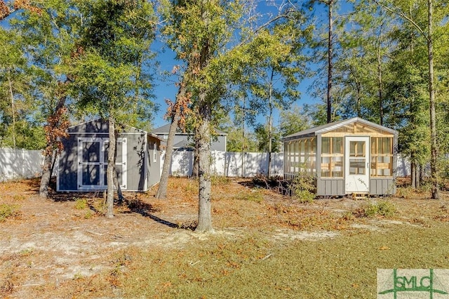 view of yard with an outbuilding