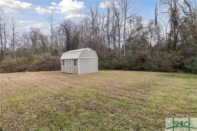 view of yard featuring an outdoor structure and a storage shed