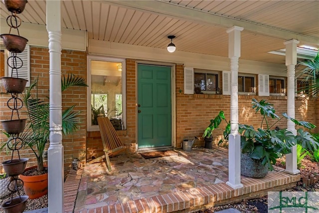 entrance to property featuring covered porch