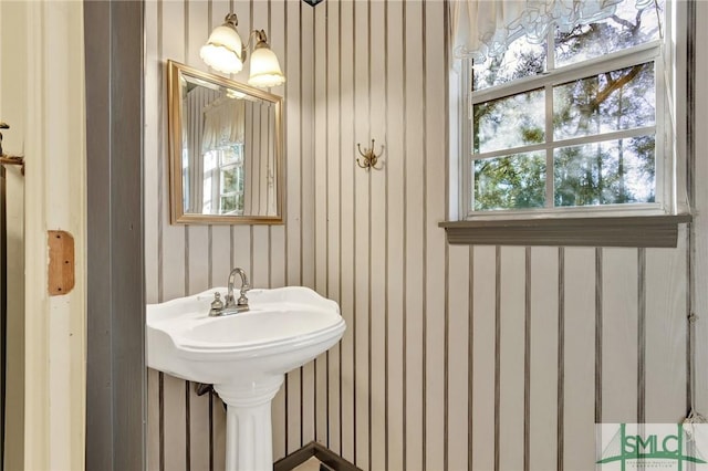 bathroom featuring sink