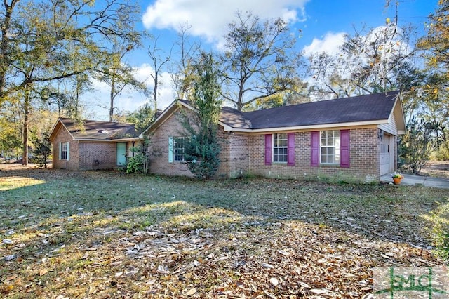 view of front of home featuring a front yard and a garage