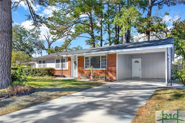 ranch-style house featuring a front lawn and a carport