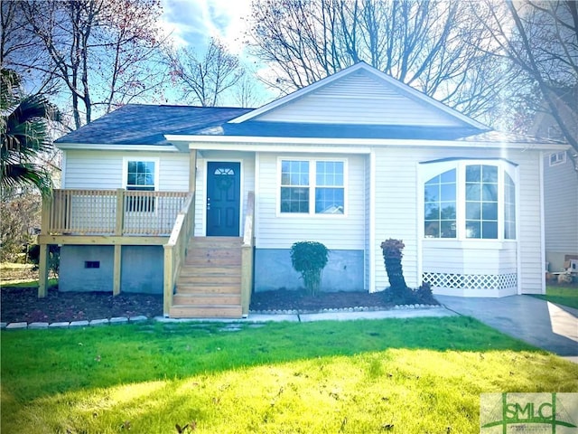 view of front of property with a front lawn