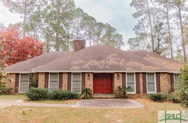 ranch-style house featuring a front lawn