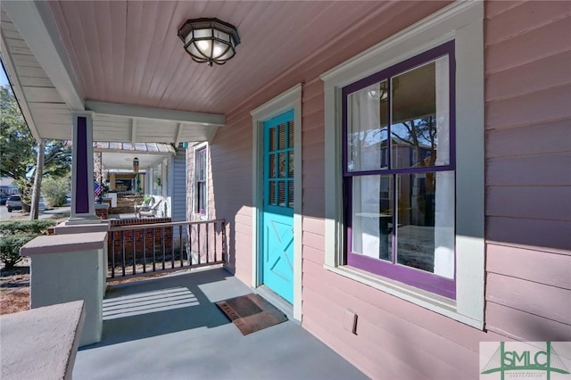 entrance to property featuring covered porch