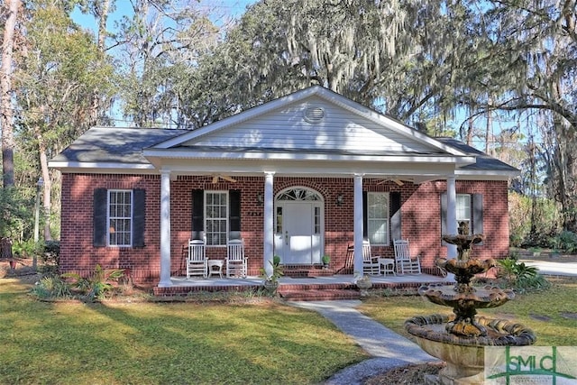 view of front facade featuring a porch and a front lawn