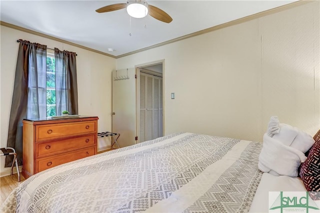 bedroom with a closet, ceiling fan, ornamental molding, and light hardwood / wood-style floors