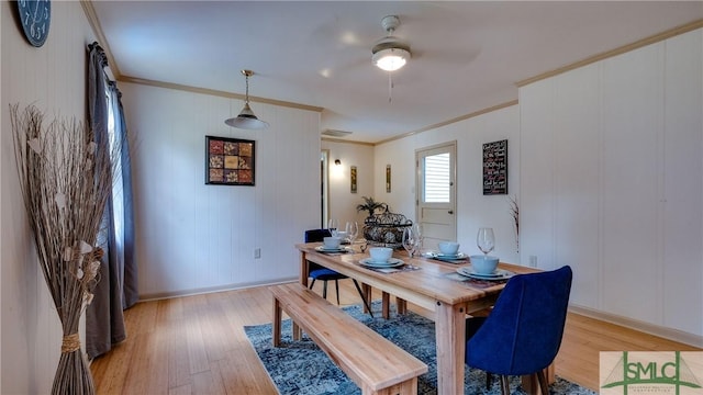 dining room featuring crown molding, light hardwood / wood-style flooring, and ceiling fan