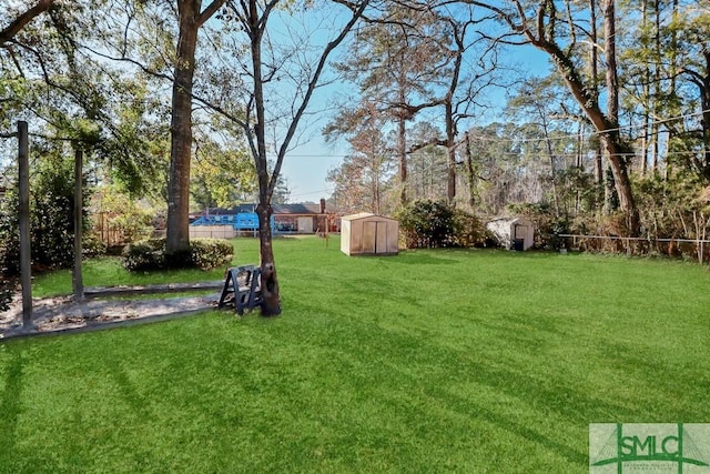 view of yard featuring a shed