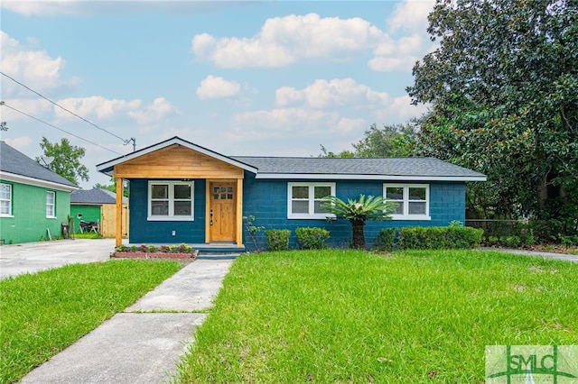 ranch-style house featuring a front yard